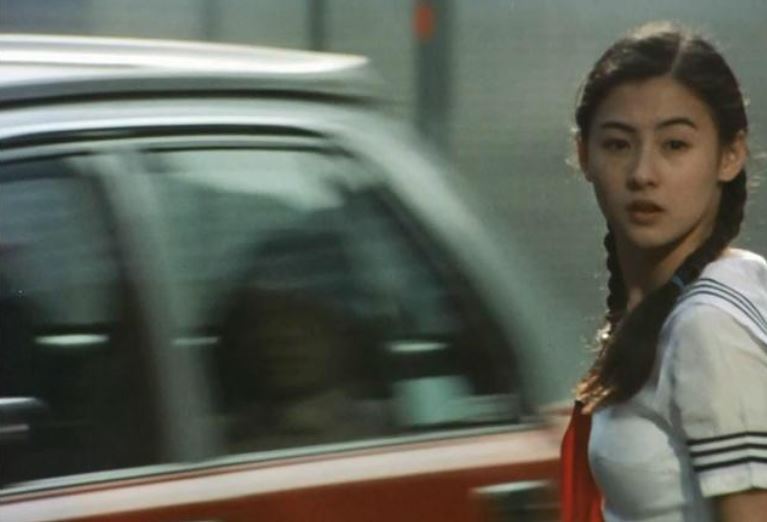 張柏芝在《喜劇之王》中，那個身穿學生制服、在計程車裡默默流淚的畫面，更成為經典。（圖／翻攝自微博）