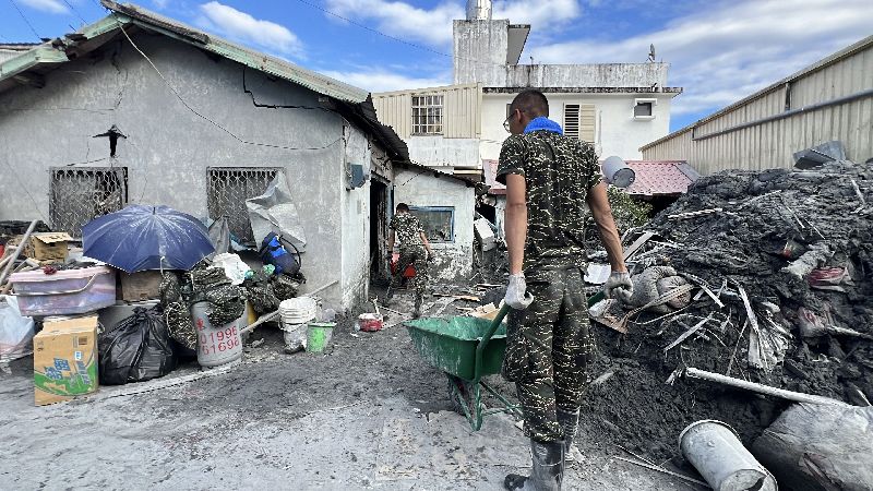 花蓮發5萬慰問金　受災教師貼照質疑一事