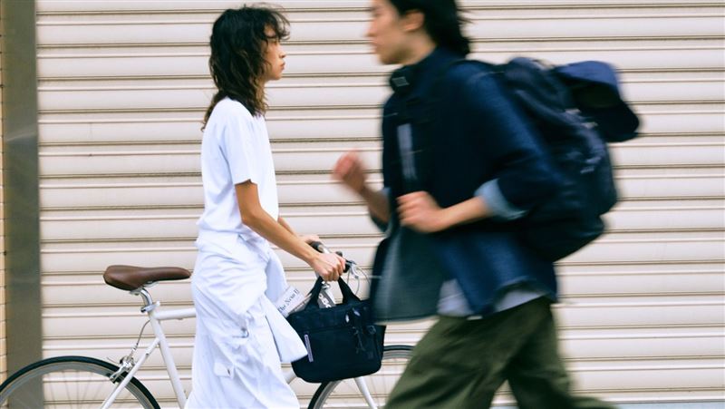 NEW HEAT手提包(M)+後背包深藍。（圖／品牌業者提供）