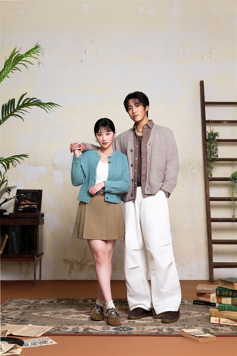 婁峻碩與焦凡凡化身列車視覺主角，演繹本季主打PUFF Knit柔軟針織系列。（圖／品牌業者提供）