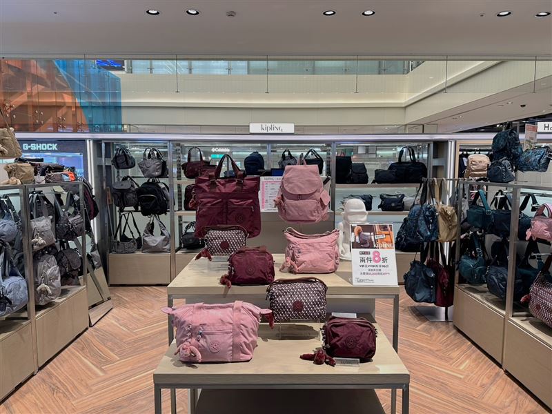 Kipling回歸台中百貨一級戰場，將在即日起於新光三越台中中港店11樓開幕。（圖／品牌業者提供）