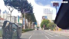 桃園李姓通緝犯拒檢逃逸自撞翻覆，急喊警員救他老婆。（圖／翻攝畫面）