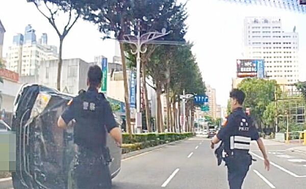 桃園李姓通緝犯拒檢逃逸自撞翻覆，急喊警員救他老婆。（圖／翻攝畫面）