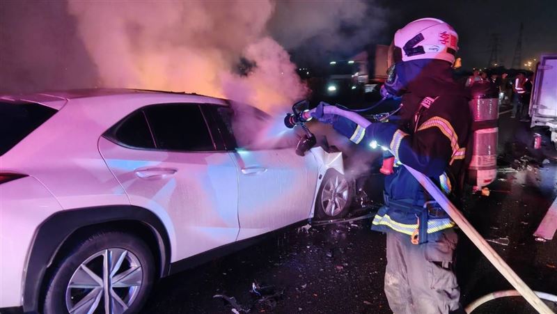 國一高科路段目前有4車連環車禍，且有車輛起火，造成後方嚴重回堵。（圖／翻攝畫面）