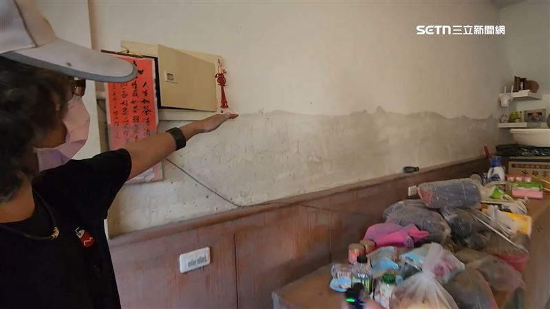 牆上有被洪水灌進的痕跡，高度快比一個人還高