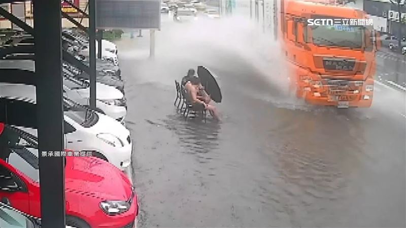 這群志工其實在7月豪大雨時，也是淹水受災戶，還開心苦中作樂，這次挺身而出幫助其他受災戶。（圖／景承國際車業提供）