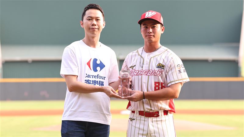 中職二軍頒獎典禮，打擊王味全龍周委宏。（圖／中職提供）