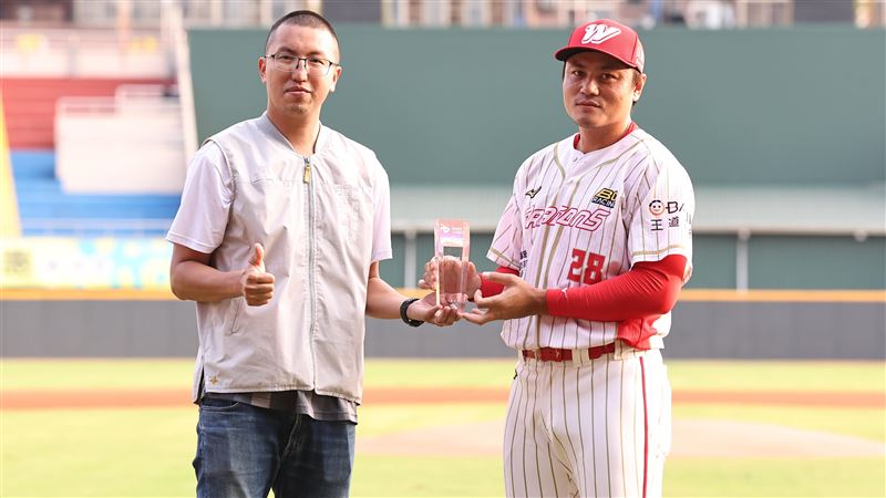 中職二軍頒獎典禮，全壘打王味全龍鄭鎧文。（圖／中職提供）