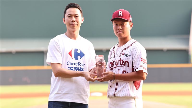 中職二軍頒獎典禮，安打王樂天桃猿游承勳。（圖／中職提供）