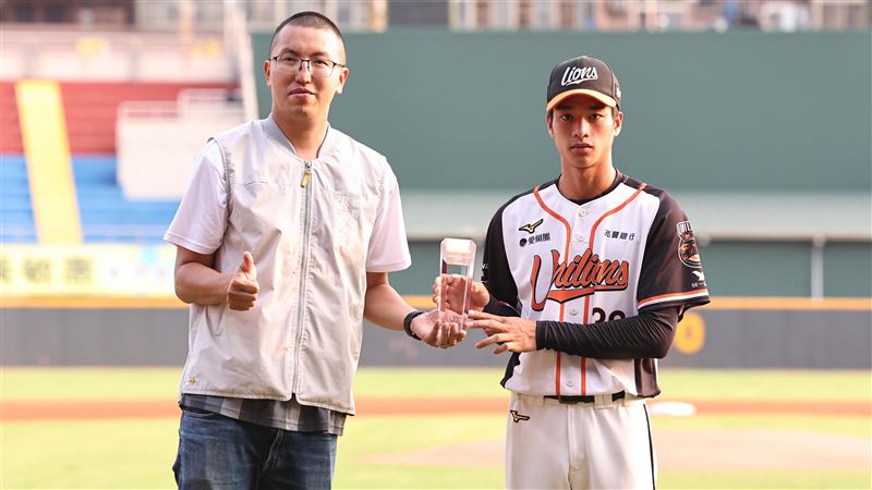 中職二軍頒獎典禮，盜壘王統一獅張皓崴。（圖／中職提供）
