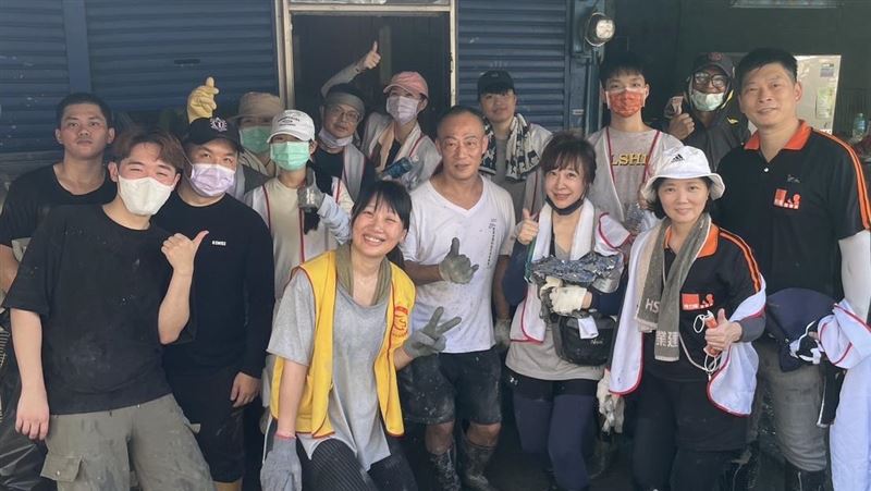 花蓮堰塞湖溢流釀災,特力屋第一時間網搜店內機具、物資送往災區,同時集結志工協助災民清理。(圖/特力屋提供)
