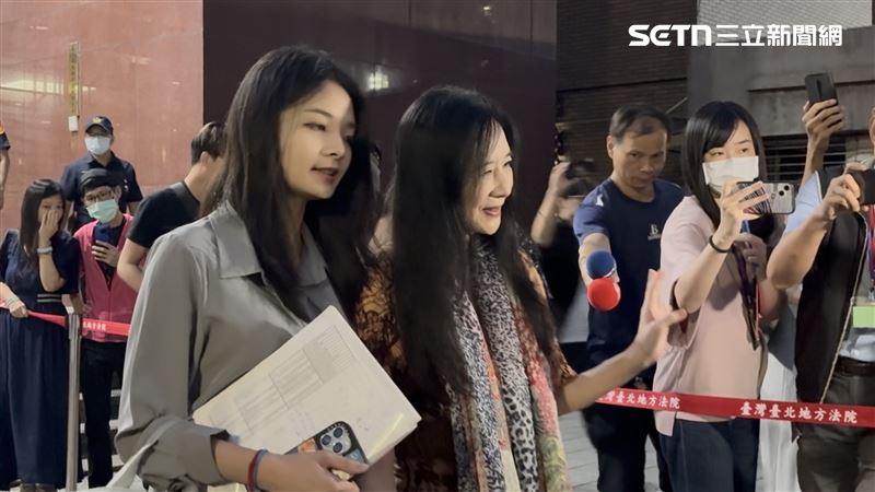 應曉薇日前一度在法庭內嘔吐，開庭結束，在女兒攙扶下，看來相當虛弱。（圖／資料照）