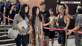 ▲應曉薇一度在法庭內嘔吐，開庭結束，在女兒攙扶下，看來相當虛弱。（圖／記者楊佩琪攝）