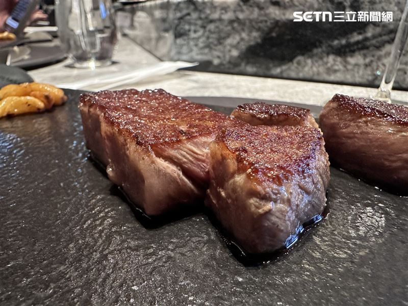 秋季菜單主食日本 A5 和牛，煎到5分熟，口感多汁。（圖／記者羅欣怡攝影）