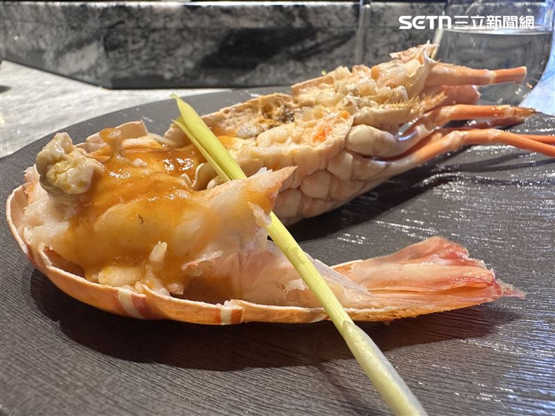 龍蝦肉Ｑ彈，搭配干邑鮮蝦醬。（圖／記者羅欣怡攝影）