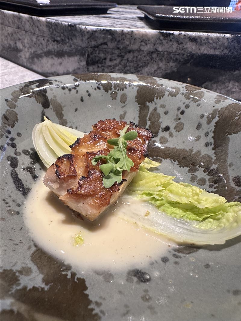 「樂葵」秋季菜單，前菜之一柚子胡椒鮪魚腹。（圖／記者羅欣怡攝影）