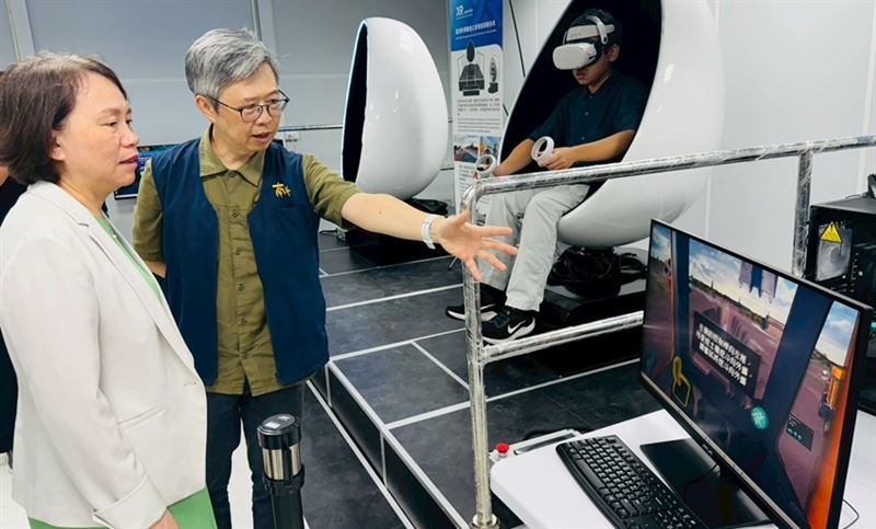 台積電嘉義廠接連發生工安意外，促使晶片巨頭全面檢討並強化安全管理。除增派專職環安人員、每日稽核外，更與南科合作引進數位訓練，讓工人透過模擬場景學習辨識風險。台積電強調，工安已不只是合規，更是全球競爭力的一環。圖為嘉義園區XR教育訓練基地與台積工安體感訓練模組。（圖／南科提供）