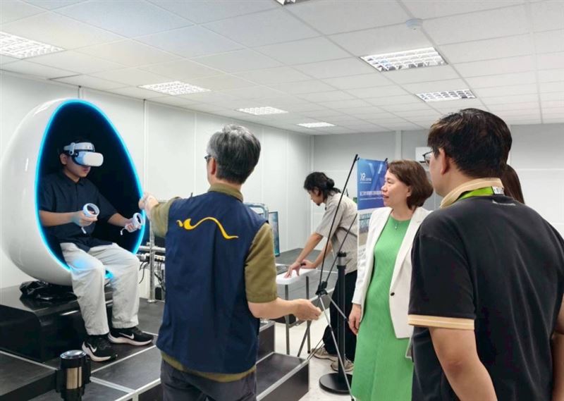 台積電嘉義廠接連發生工安意外，促使晶片巨頭全面檢討並強化安全管理。除增派專職環安人員、每日稽核外，更與南科合作引進數位訓練，讓工人透過模擬場景學習辨識風險。台積電強調，工安已不只是合規，更是全球競爭力的一環。圖為嘉義園區XR教育訓練基地與台積工安體感訓練模組。（圖／南科提供）