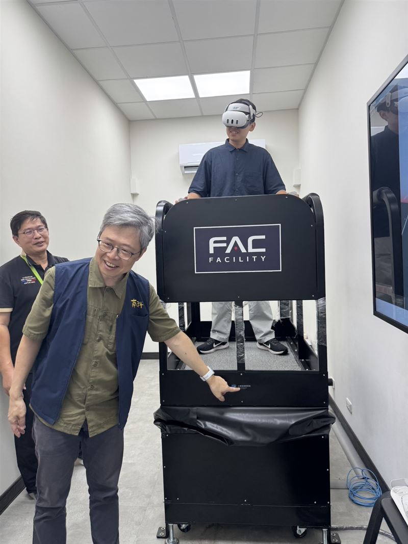 台積電嘉義廠接連發生工安意外，促使晶片巨頭全面檢討並強化安全管理。除增派專職環安人員、每日稽核外，更與南科合作引進數位訓練，讓工人透過模擬場景學習辨識風險。台積電強調，工安已不只是合規，更是全球競爭力的一環。圖為嘉義園區XR教育訓練基地與台積工安體感訓練模組。（圖／南科提供）
