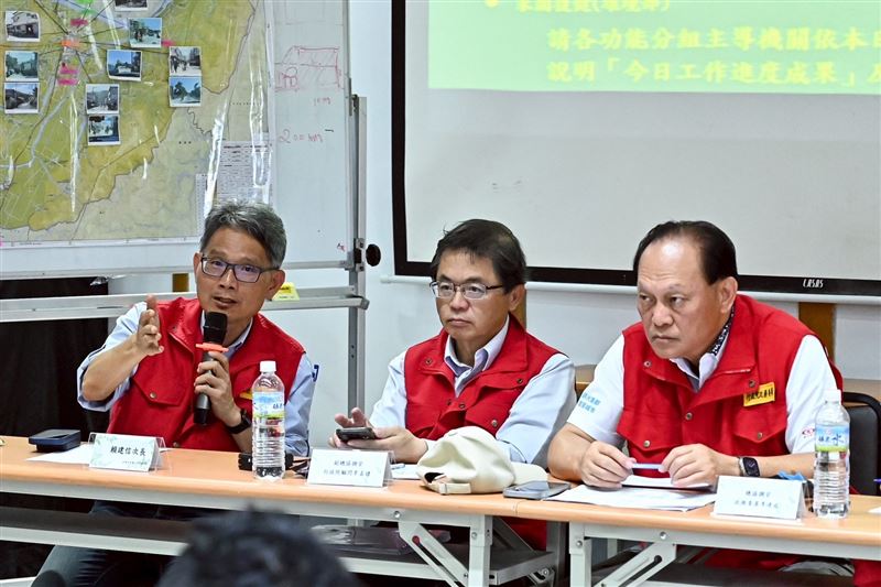 中央災害應變中心前進協調所今（30）日召開馬太鞍溪堰塞湖花蓮前進協調所交接會議。（圖／行政院提供）