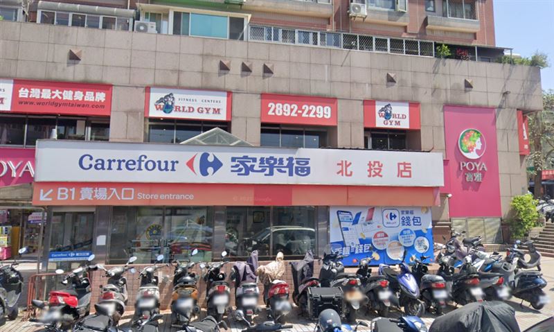 家樂福北投店陪伴在地17年，不少顧客稱讚停車方便。（圖／翻攝自Google街景）