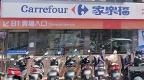 家樂福北投店陪伴在地17年，不少顧客稱讚停車方便。（圖／翻攝自Google街景）

