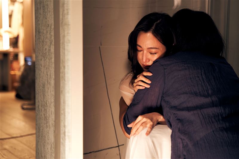 曾莞婷抱著導演痛哭。（圖／Netflix提供）