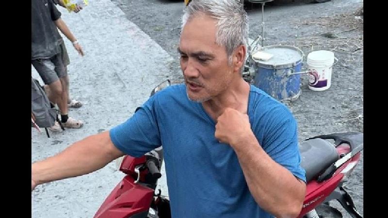 67歲蘇姓阿伯狂奔，身上什麼東西都沒帶，只有腳上一雙黑色拖鞋。（圖／翻攝畫面）