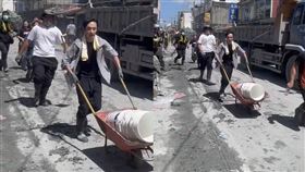 反共網紅八炯到光復鄉救災，聽到潰堤警報推著獨輪車緊急撤離。（圖／翻攝自Threads@_____bela.d_____）