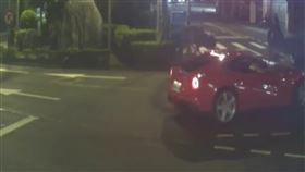 新北市樹林區30日晚間發生一起車禍，陳姓男子（63歲）駕駛法拉利F12跑車在路口左轉時，與一輛HONDA紅牌重型機車發生事故，涂姓男騎士（31歲）噴飛摔傷，所幸無大礙，路口監視器拍下驚悚過程。