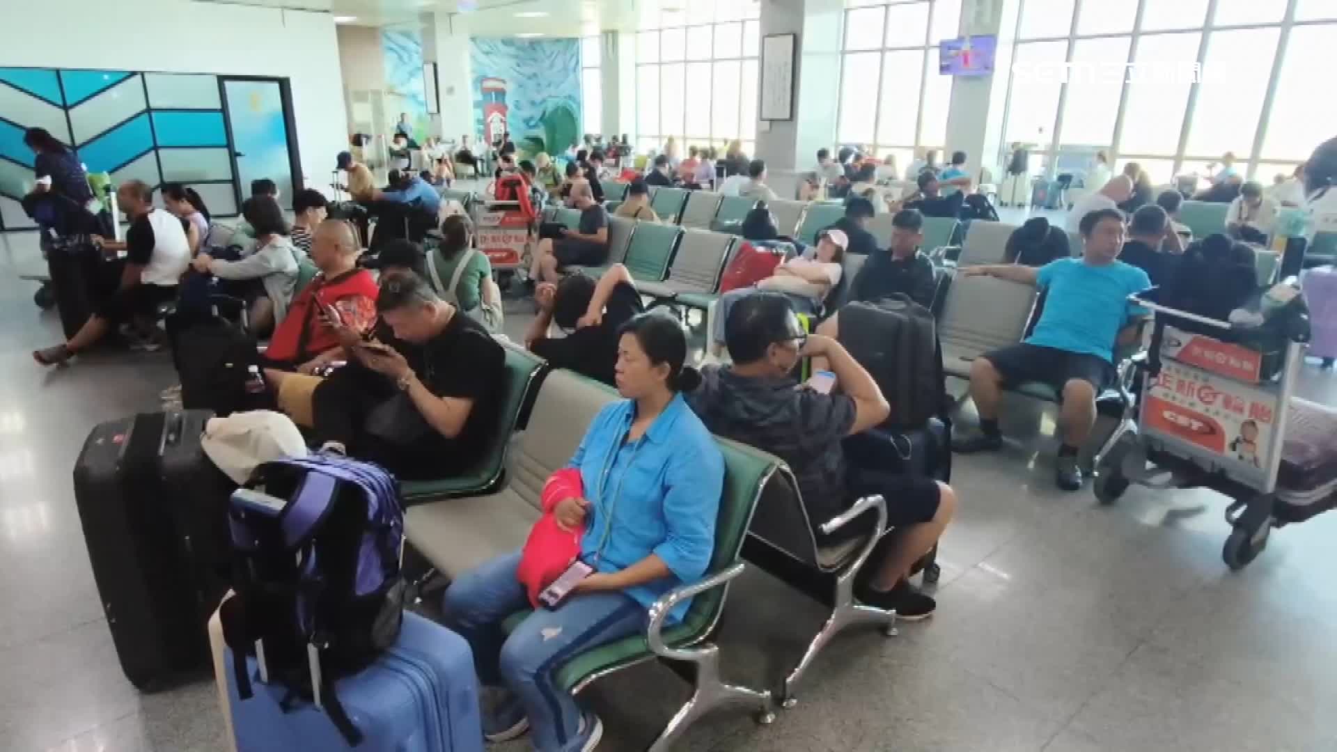滯留旅客在現場等候補機票