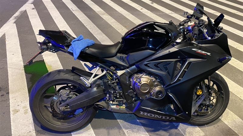 HONDA紅牌重型機車與法拉利發生碰撞。（圖／翻攝畫面）