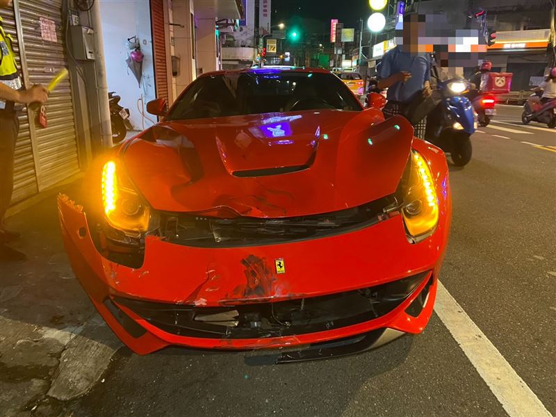 法拉利車頭嚴重毀損。（圖／翻攝畫面）