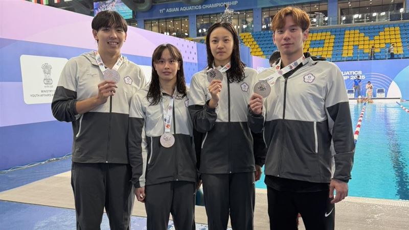 莊沐倫(左起)／劉姵吟／邱羿臻／王冠閎摘下男女混合400自接力銀牌。（圖／游泳協會提供）