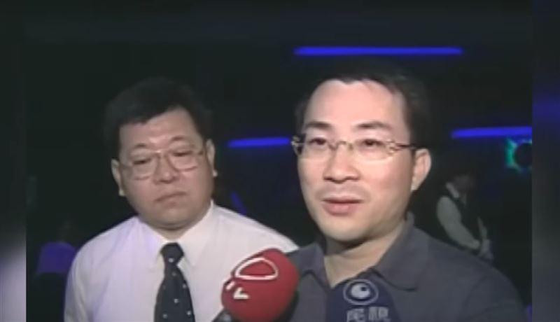地方人士指出，陳正達早年作風囂張，縱橫黑白兩道，2005年與黑道勾結，一邊賣黑槍，另一邊栽贓給賣家，並查緝當自己績效。（圖／翻攝畫面）