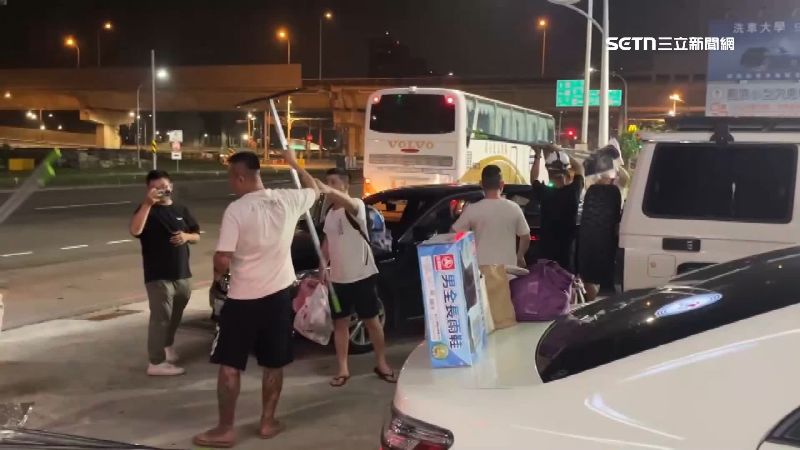 不少「鏟子超人」湧入花蓮光復協助清淤，傳出有人返家後出現橫紋肌溶解。整合醫學專科醫師姜冠宇提醒，若出現肌肉腫痛、全身疲勞要警覺，應立即休息。（示意圖／三立資料照）