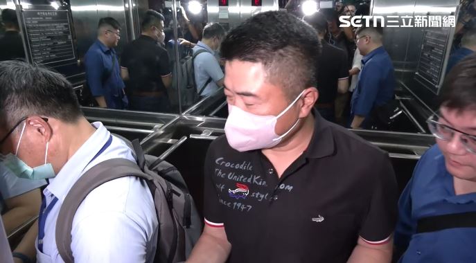 顏寬恒今天被問到105碼頭還有祖墳的事傳出都是黃國昌起的頭還提供線索，他並未正面回應。（圖／翻攝畫面）