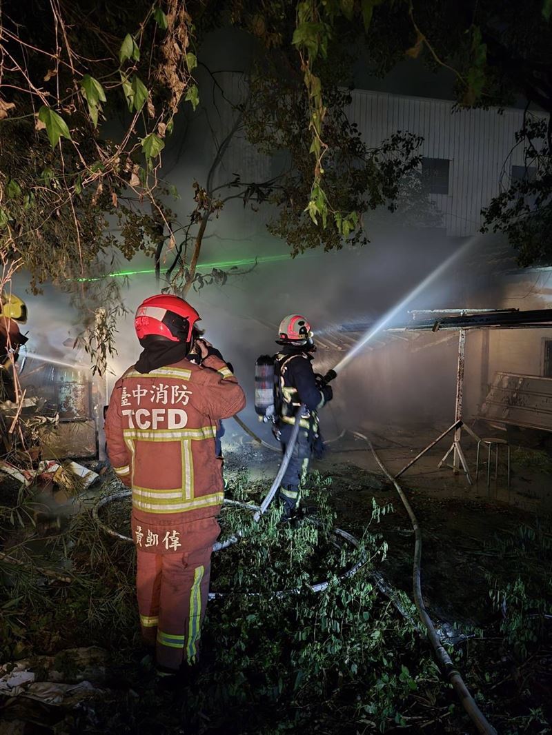 台中神岡三合院深夜發生火警。（圖／翻攝畫面）