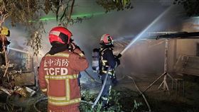 台中神岡三合院深夜惡火！叔姪熟睡險遭火勢吞沒　善心鄰居叫醒救2命