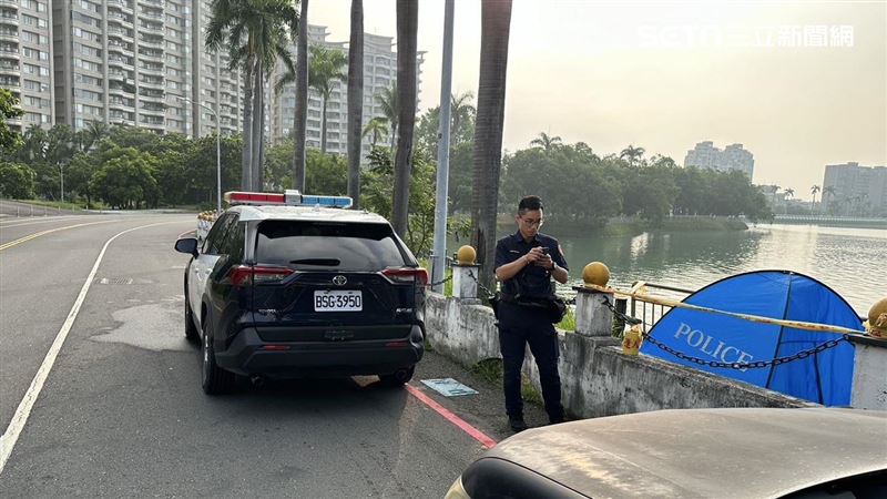 高雄澄清湖面三亭攬勝旁有一名女子臉朝下趴在湖面，消防打撈上岸已明顯死亡。（圖／翻攝畫面）