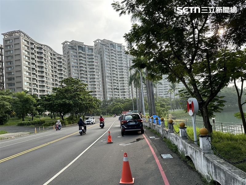 初步勘查沒有明顯外傷、現場無打鬥痕跡及遺留物品，員警聯繫家屬認屍。（圖／翻攝畫面）