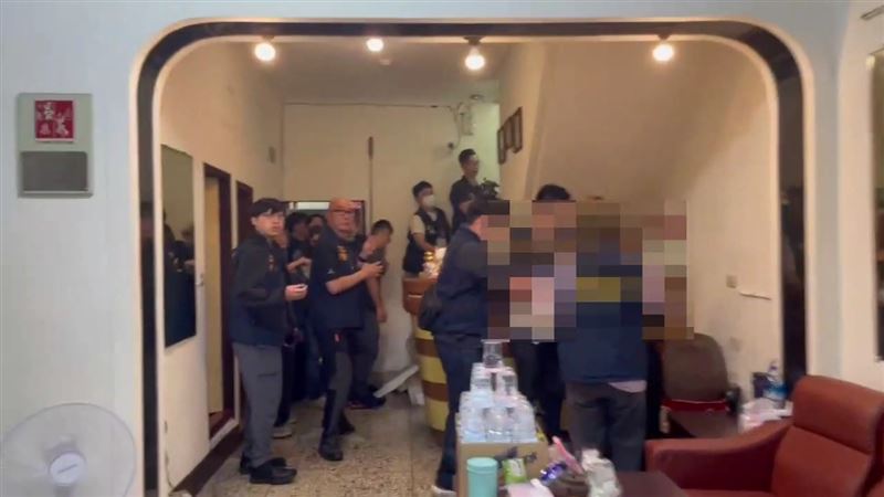 宜蘭檢警至鬮溪某旅館執行搜索。（圖／翻攝畫面）