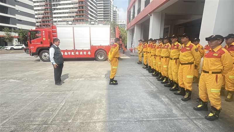 花蓮縣馬太鞍溪發生堰塞湖災情，臺南市政府消防局特種搜救隊立即趕赴現場協助，於28日晚間平安抵返臺南。市長黃偉哲致贈慰問品給前往支援的特搜隊同仁。（圖／消防局提供）