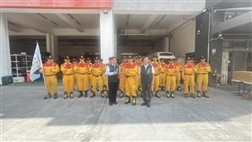 市長黃偉哲前往消防局第五大隊暨大橋特搜分隊表達感謝並致贈慰問品給支援花蓮之特搜隊同仁。（圖／消防局提供）