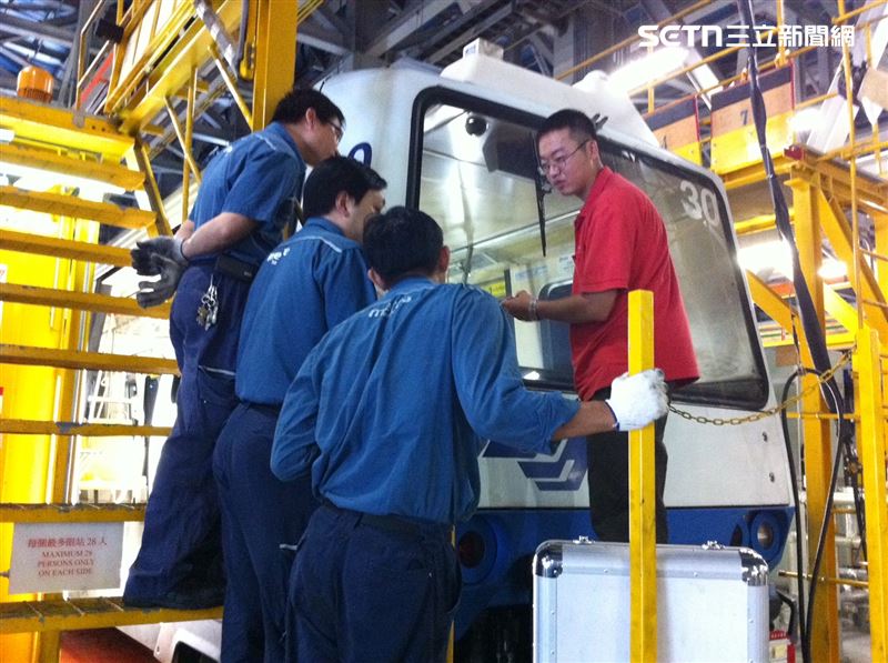 陳至璿曾幫北捷修補捷運車廂的擋風玻璃。（圖／修補玻璃達人陳至璿提供）
