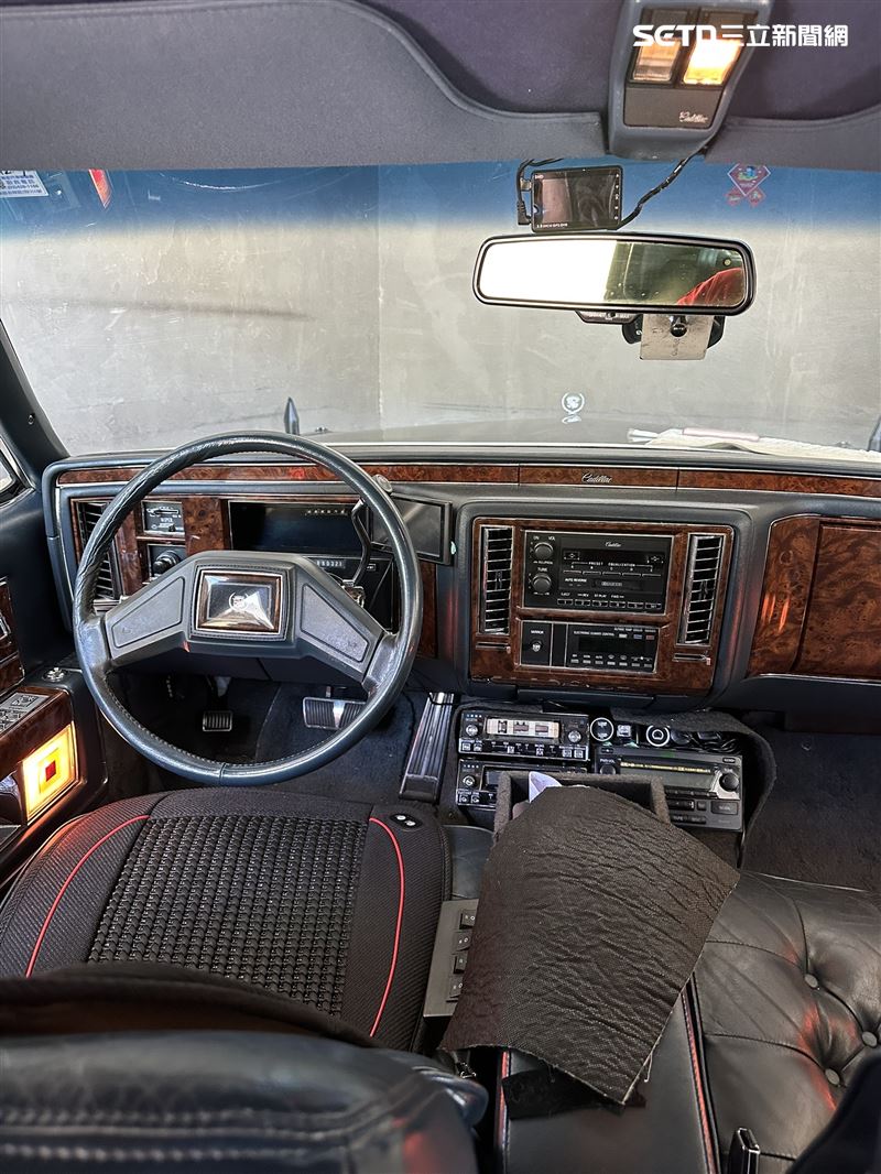 這輛豪車出自1960年代，據老先生的說法，是蔣介石巡視時的同一批座車。（圖／修補玻璃達人陳至璿提供）