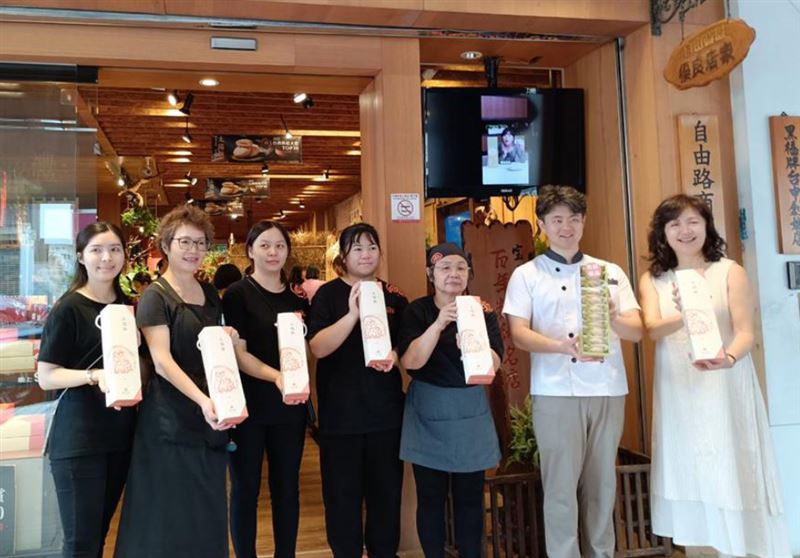 台中百年餅舖陳允寶泉，趕工10小時製作1萬5000個太陽餅，耗費18個小時送到花蓮災區。(圖／翻攝自陳允寶泉臉書)