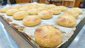 台中百年餅舖，趕工10小時，製作1萬5000個太陽餅，父子連夜開貨車，18小時送達花蓮(圖／翻攝自陳允寶泉臉書)