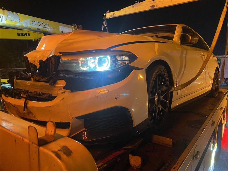 BMW轎車閃避不及追撞上2大車，造成車頭嚴重毀損。（圖／翻攝畫面）