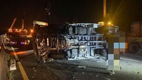 國道1嚴重連環追撞！2大車碰撞側翻⋯轎車閃不及又撞上　釀3傷急送醫